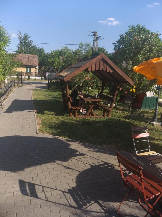 Keresz Panzio Bed & Breakfast Martely Luaran gambar